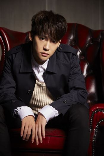 WINNER_sofa_KIM JIN WOO_R.jpg